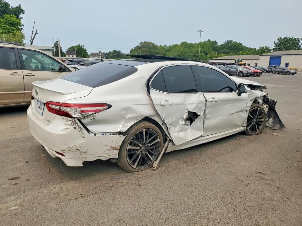 2018 TOYOTA CAMRY XSE 3