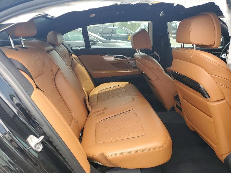 2022 BMW 750 XI 10