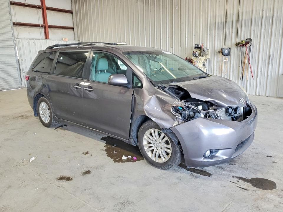 2017 TOYOTA SIENNA XLE 8-PASSENGER 4