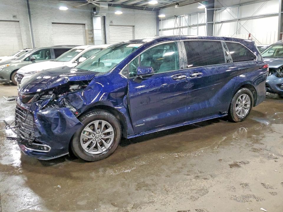 2021 TOYOTA SIENNA XLE - 1