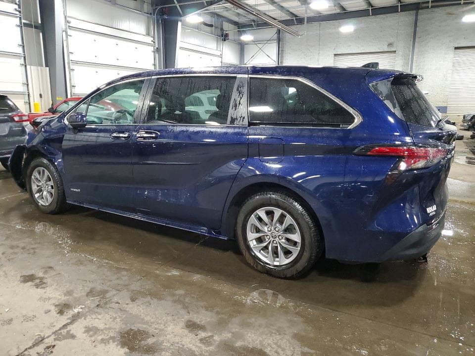 2021 TOYOTA SIENNA XLE 2