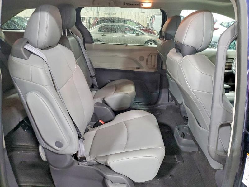 2021 TOYOTA SIENNA XLE 11