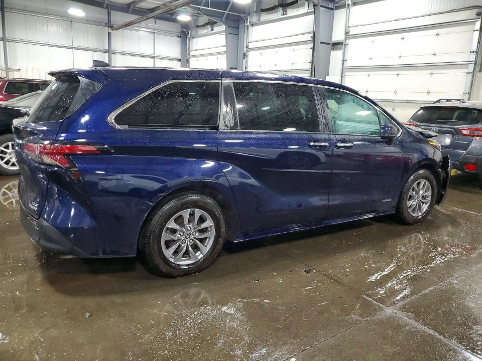 2021 TOYOTA SIENNA XLE 3