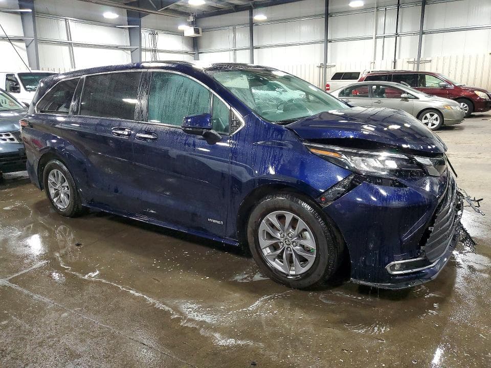 2021 TOYOTA SIENNA XLE 4