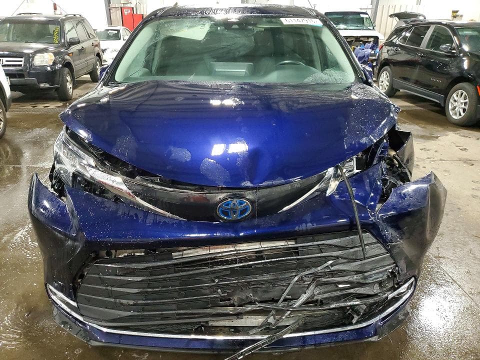 2021 TOYOTA SIENNA XLE 5
