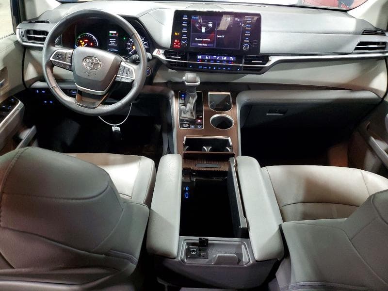 2021 TOYOTA SIENNA XLE 8