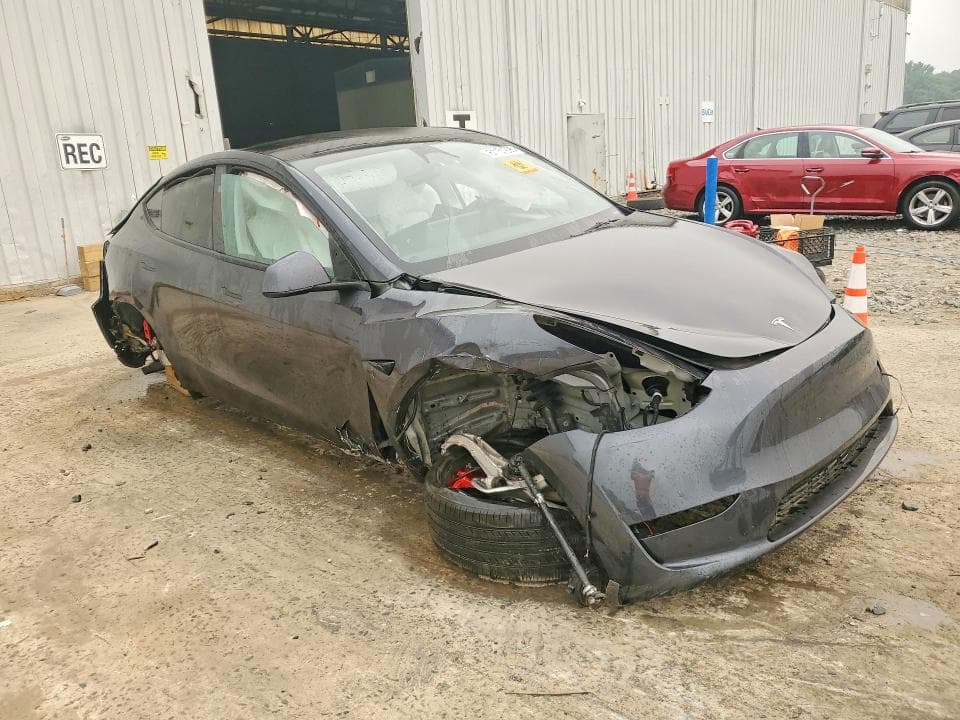 2025 TESLA MODEL Y 4