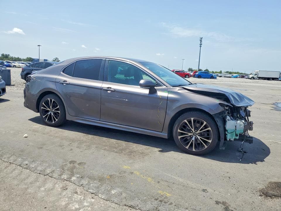2020 TOYOTA CAMRY SE 4