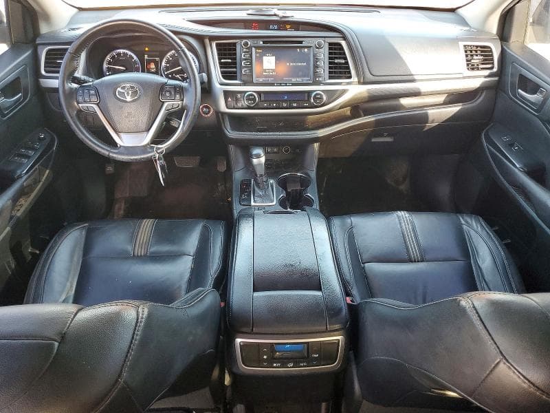 2017 TOYOTA HIGHLANDER SE 8