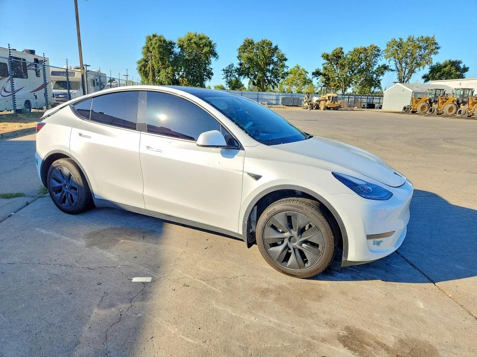 2025 TESLA MODEL Y 4