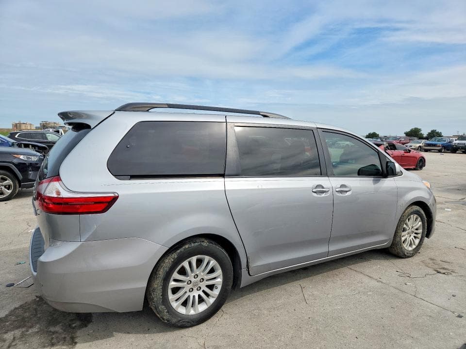 2017 TOYOTA SIENNA XLE 8-PASSENGER 3