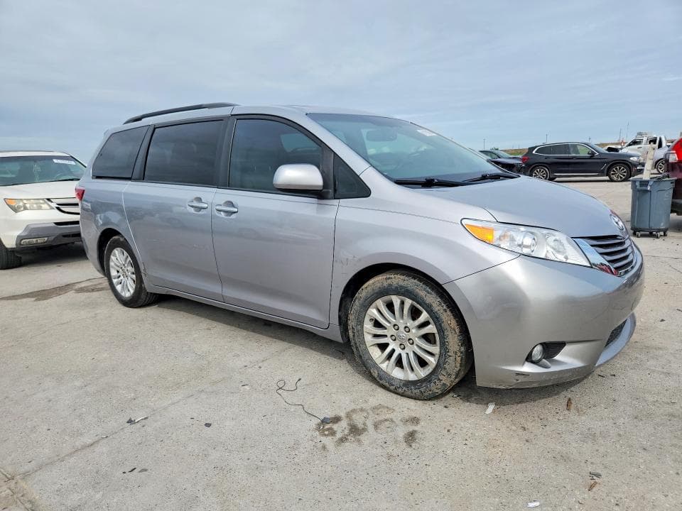 2017 TOYOTA SIENNA XLE 8-PASSENGER 4