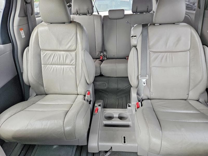 2017 TOYOTA SIENNA XLE 8-PASSENGER 10