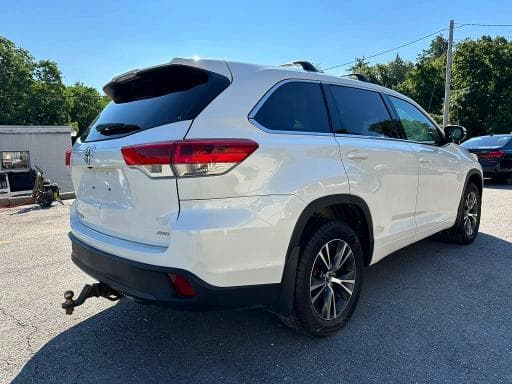 2018 TOYOTA HIGHLANDER LE 3