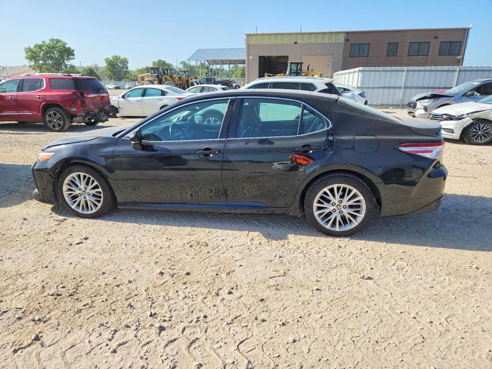 2020 TOYOTA CAMRY XLE 2