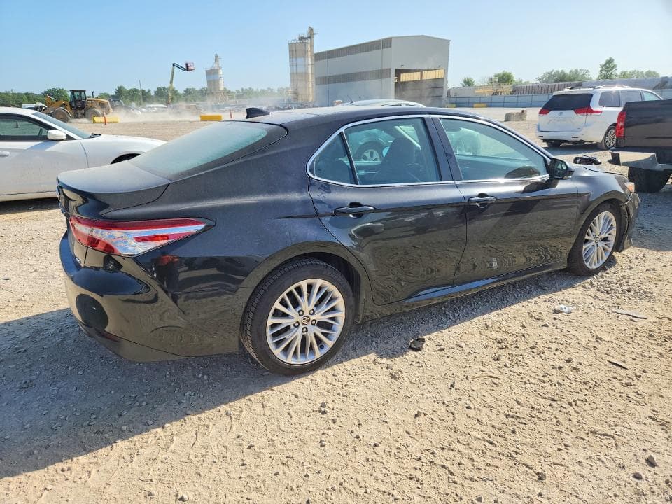 2020 TOYOTA CAMRY XLE 3