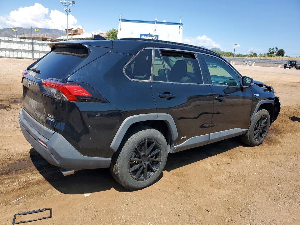2021 TOYOTA RAV4 XLE 3