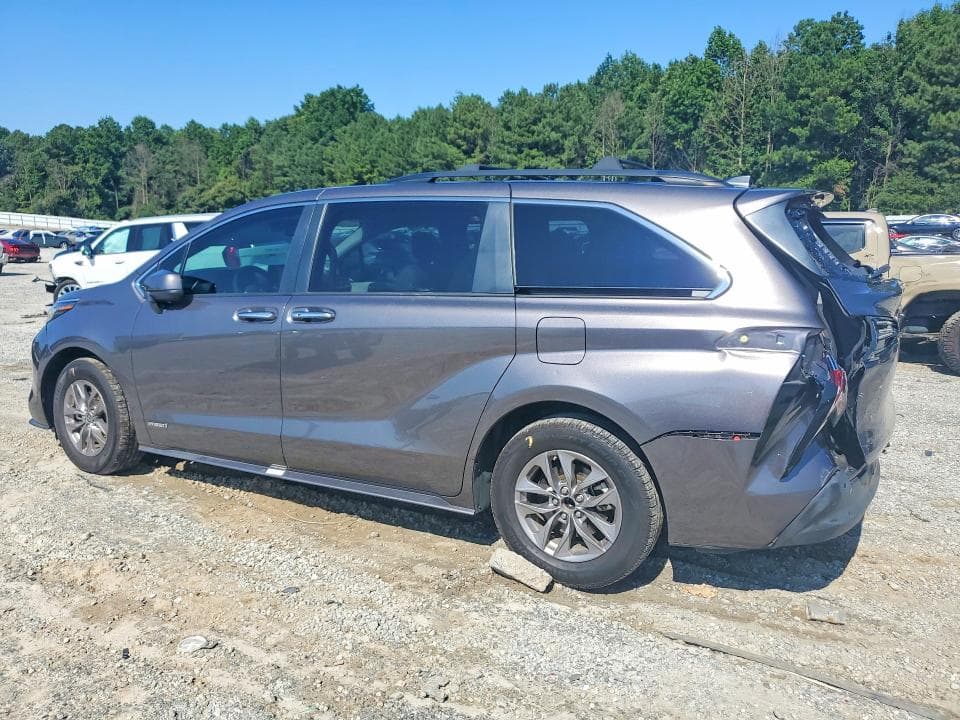 2021 TOYOTA SIENNA XLE 2