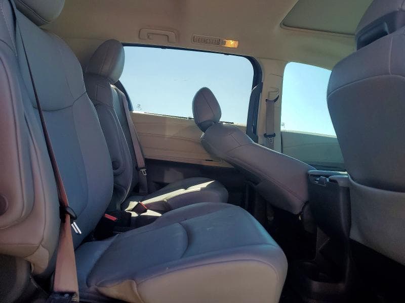 2021 TOYOTA SIENNA XLE 11
