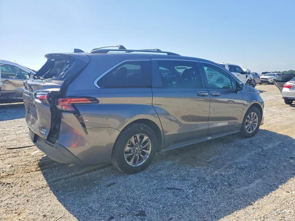 2021 TOYOTA SIENNA XLE 3