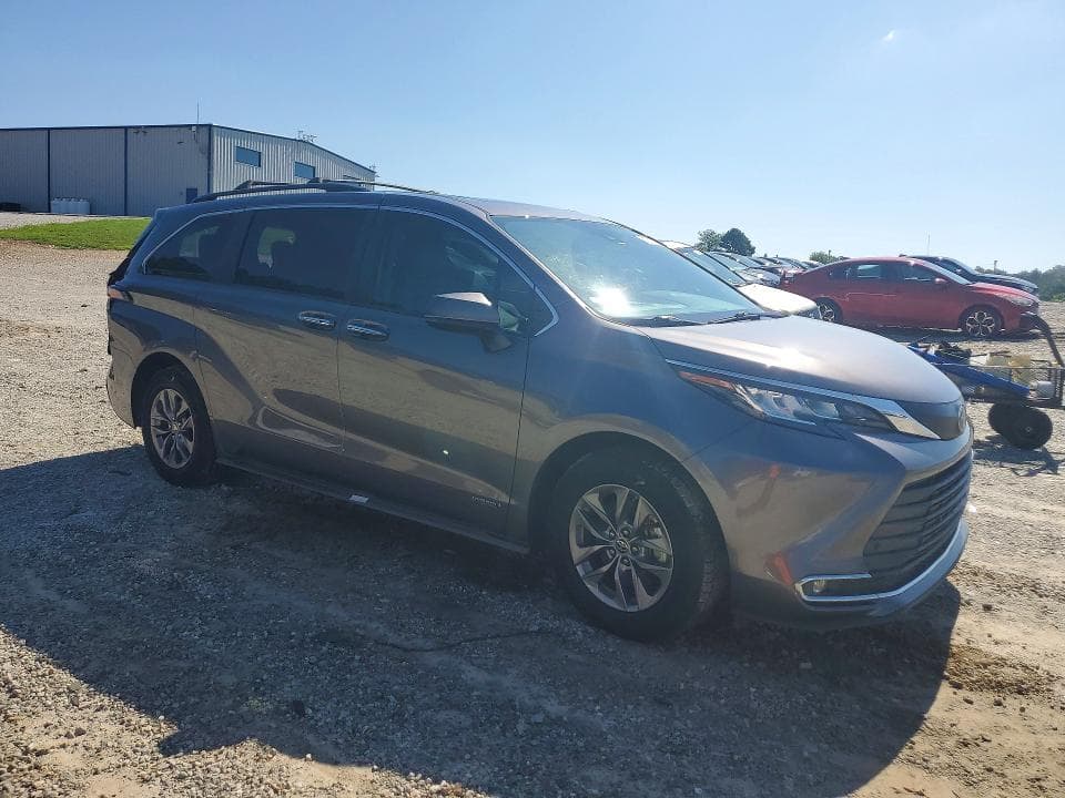 2021 TOYOTA SIENNA XLE 4
