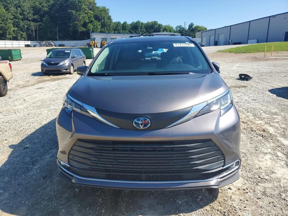 2021 TOYOTA SIENNA XLE 5
