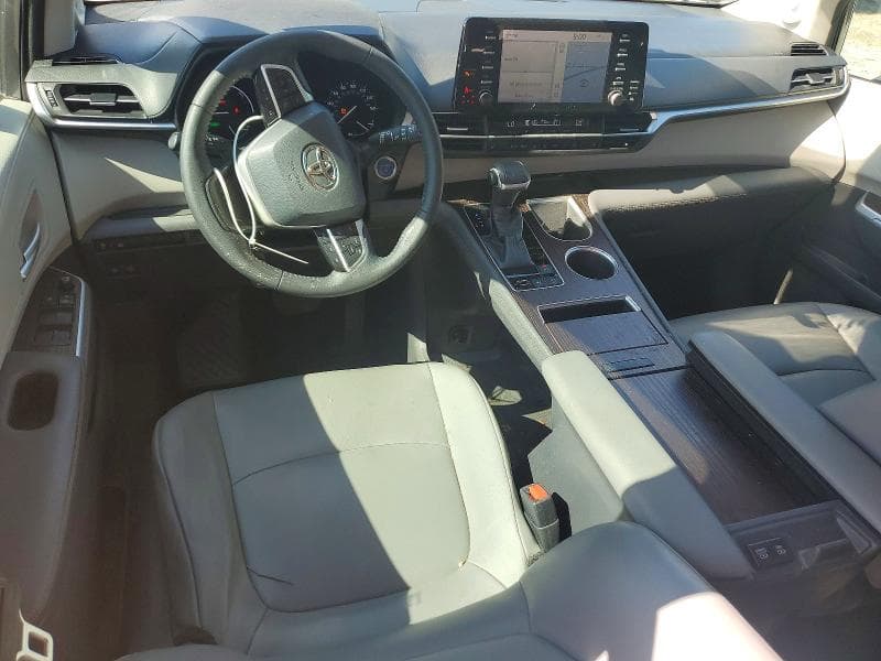 2021 TOYOTA SIENNA XLE 8