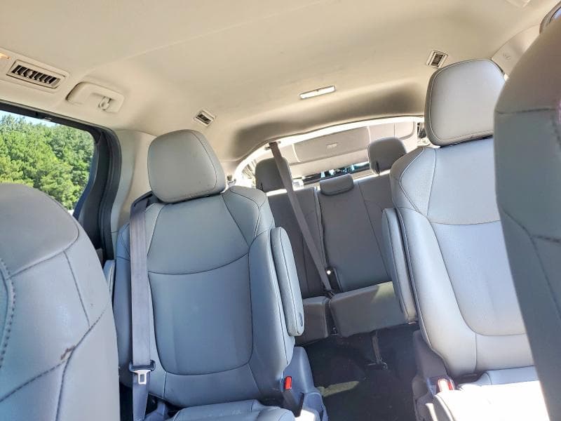 2021 TOYOTA SIENNA XLE 10