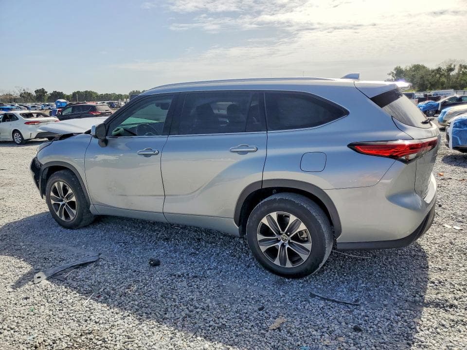 2022 TOYOTA HIGHLANDER XLE 2
