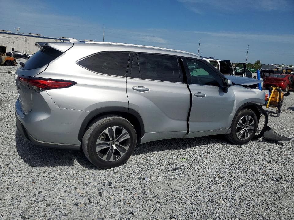 2022 TOYOTA HIGHLANDER XLE 3