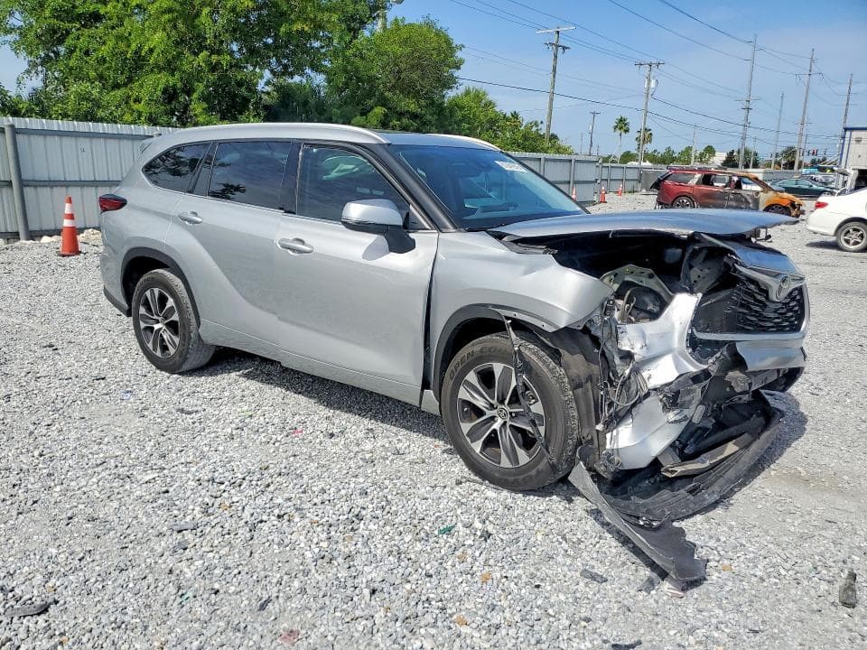 2022 TOYOTA HIGHLANDER XLE 4