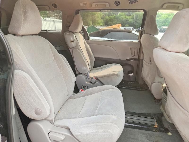 2019 TOYOTA SIENNA LE 11
