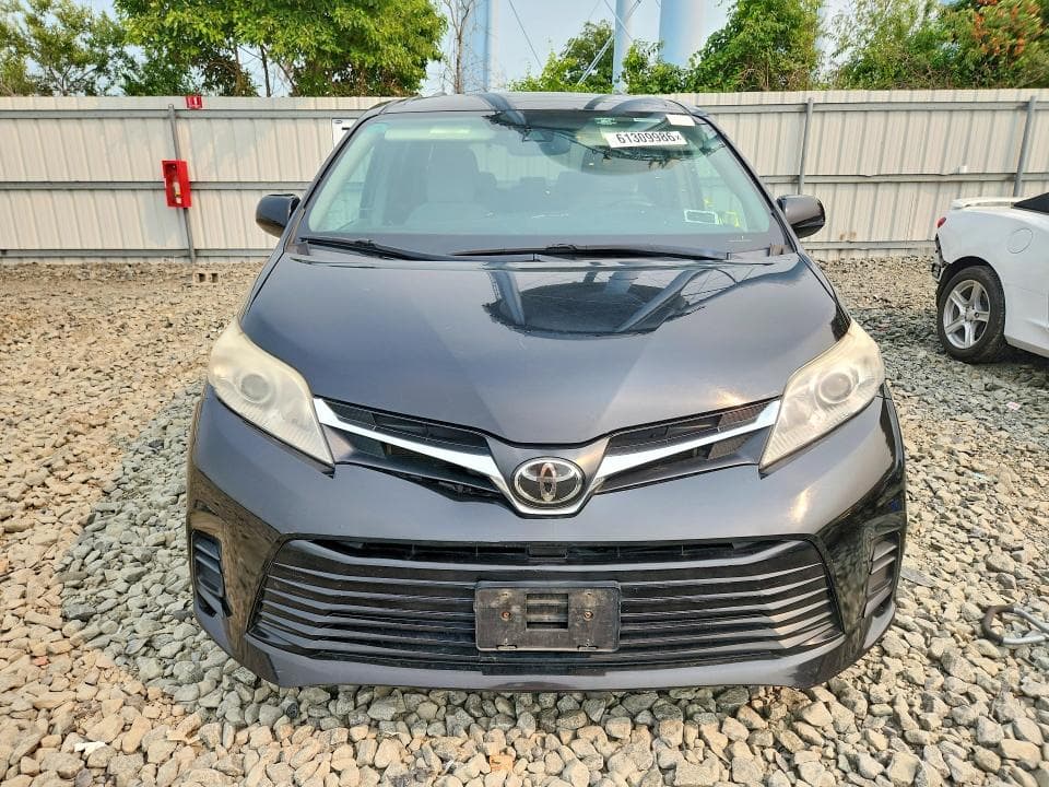 2019 TOYOTA SIENNA LE 5
