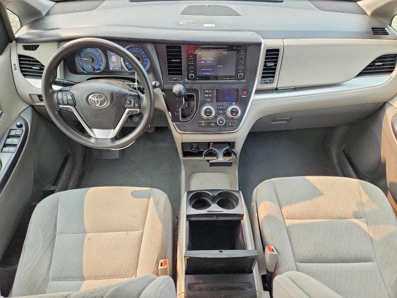 2019 TOYOTA SIENNA LE 8