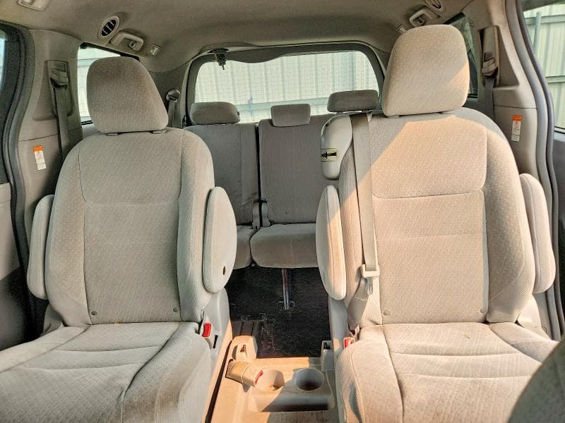 2019 TOYOTA SIENNA LE 10