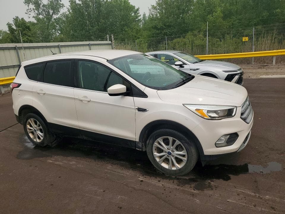 2017 FORD ESCAPE SE 4