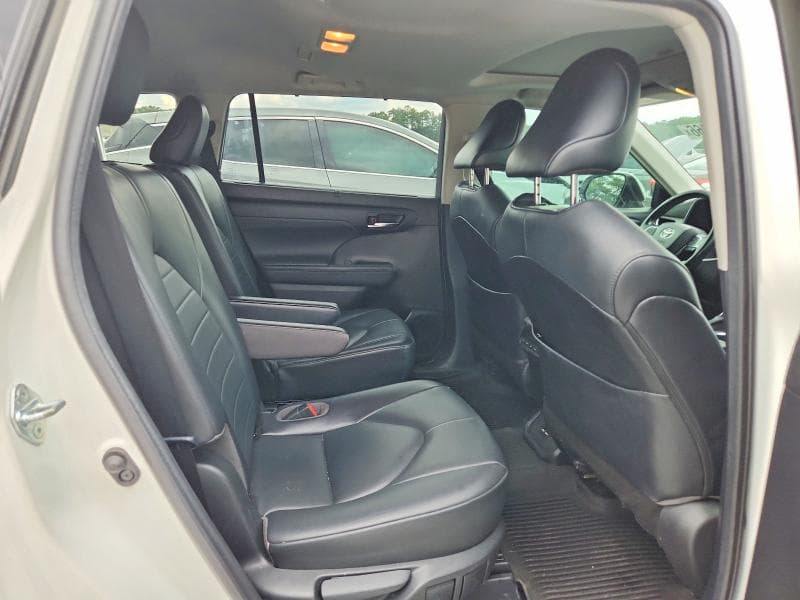 2021 TOYOTA HIGHLANDER XLE 11