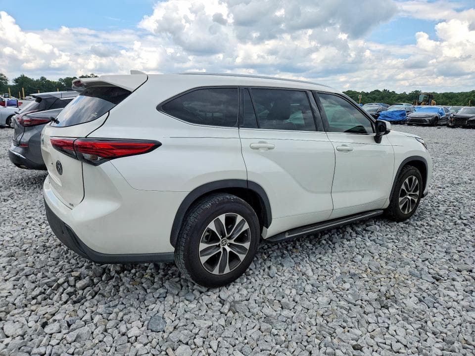 2021 TOYOTA HIGHLANDER XLE 3