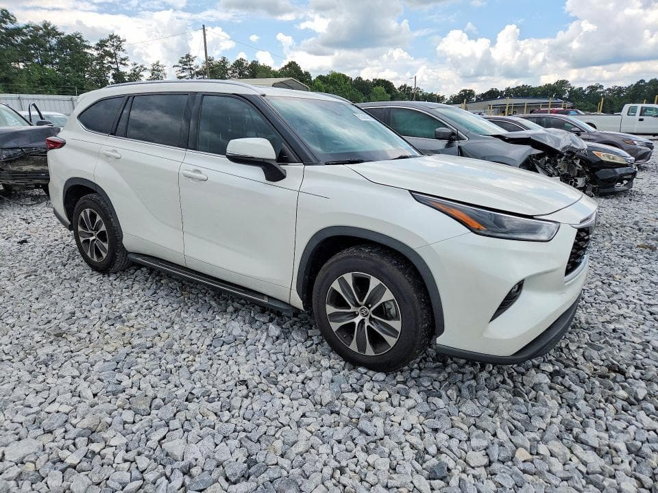 2021 TOYOTA HIGHLANDER XLE 4