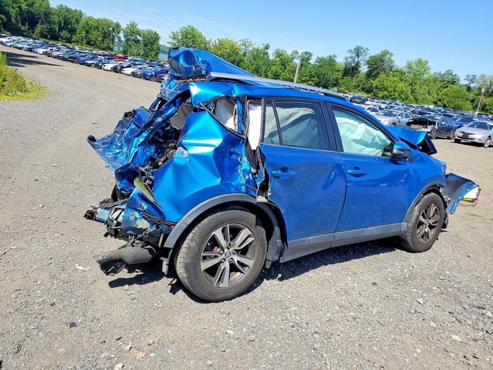 2018 TOYOTA RAV4 XLE 3