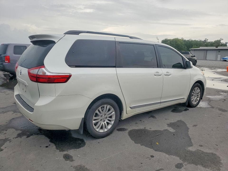 2017 TOYOTA SIENNA XLE 8-PASSENGER 3