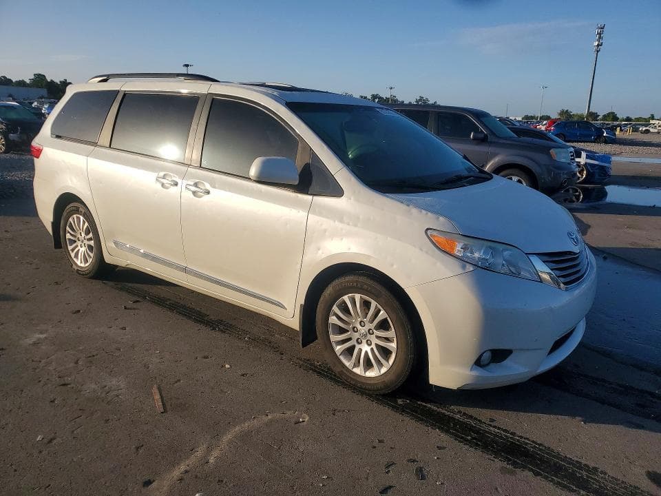 2017 TOYOTA SIENNA XLE 8-PASSENGER 4
