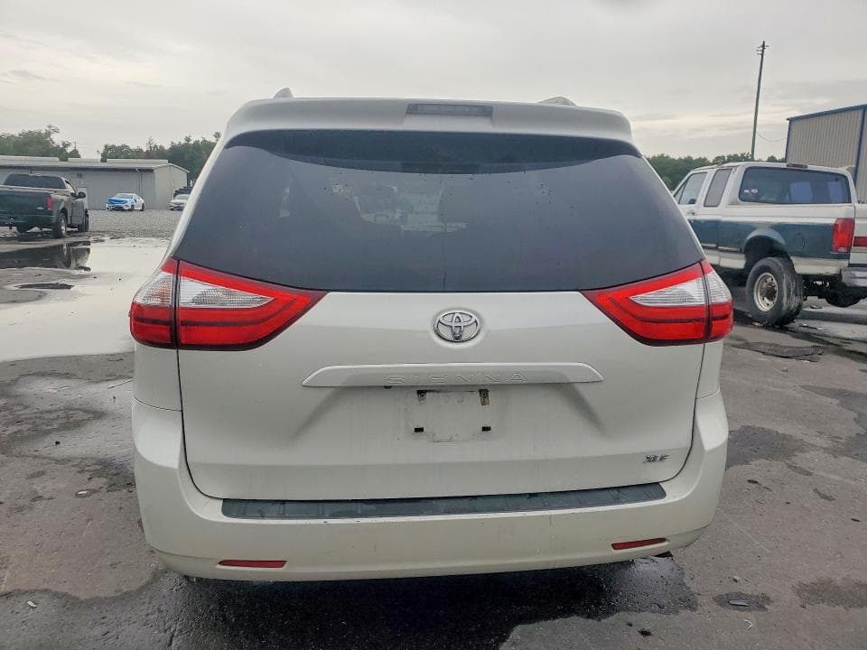 2017 TOYOTA SIENNA XLE 8-PASSENGER 6