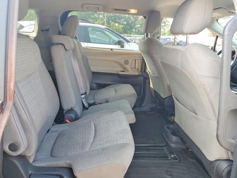 2022 TOYOTA SIENNA LE 11