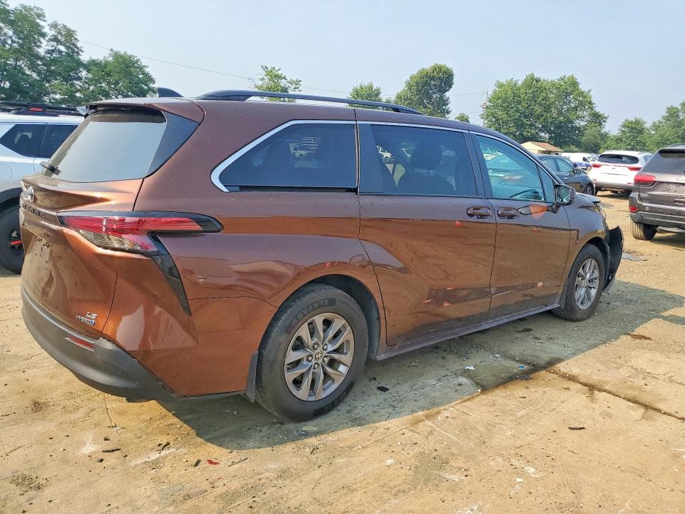2022 TOYOTA SIENNA LE 3