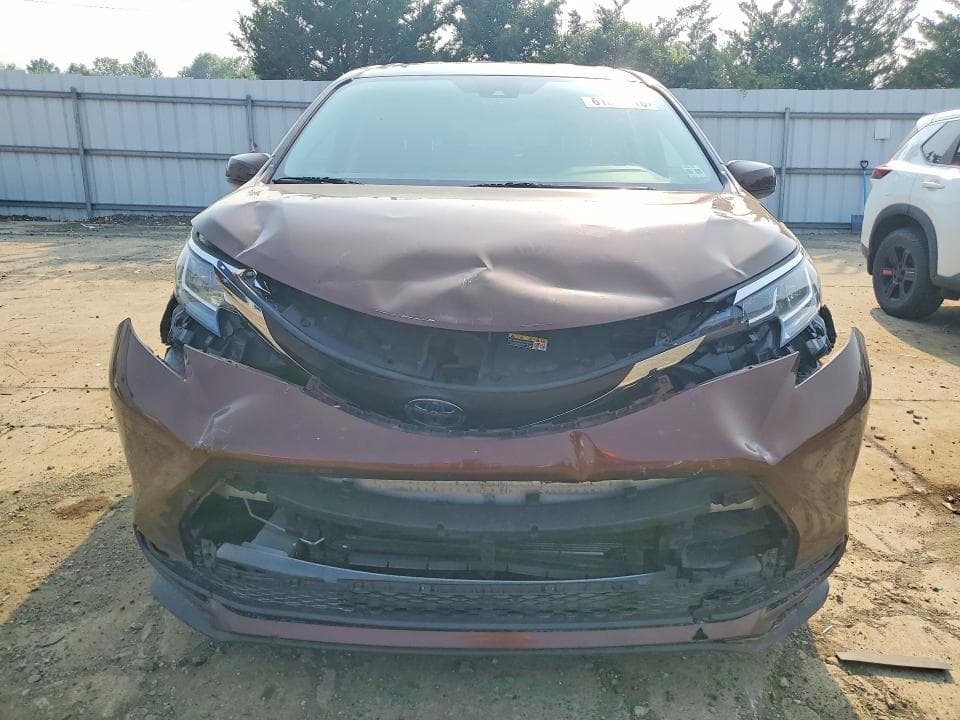2022 TOYOTA SIENNA LE 5