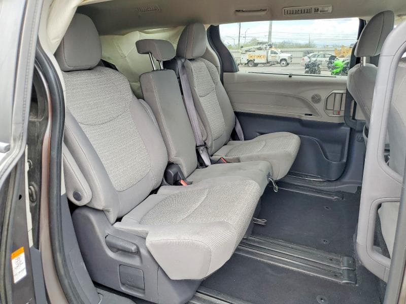 2021 TOYOTA SIENNA LE 11