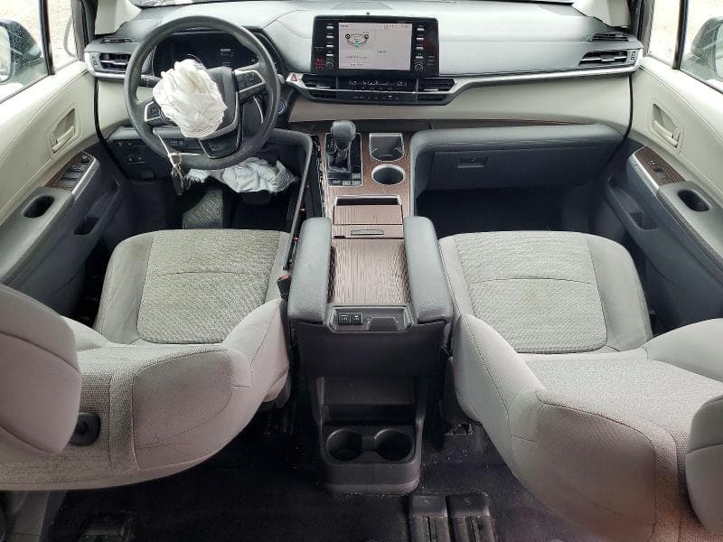 2021 TOYOTA SIENNA LE 8