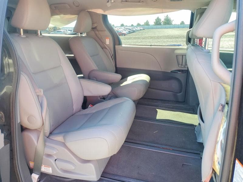 2017 TOYOTA SIENNA XLE 7-PASSENGER 11