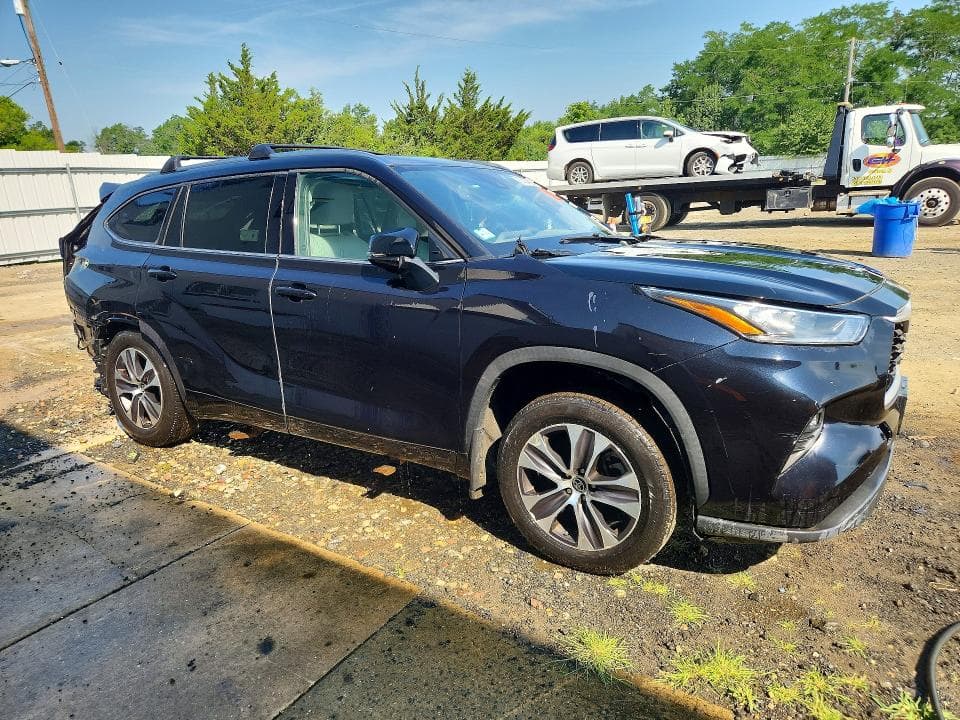 2020 TOYOTA HIGHLANDER XLE 4